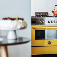 Fogão Bertazzoni Professional Amarelo 90cm 6 Bocas Forno Elétrico 108L: fogão de piso amarelo em inox escovado com 6 bocas, forno elétrico e puxadores inox