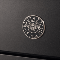 Fogão Bertazzoni Professional Preto 90cm 6 Bocas Forno Elétrico 108L — detalhe do emblema metálico Bertazzoni em fogão profissional preto