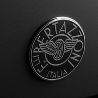 Fogão Bertazzoni Professional Preto 120cm 6 Bocas Forno Duplo 138L - detalhe do emblema metálico Bertazzoni em acabamento preto, estilo italiano