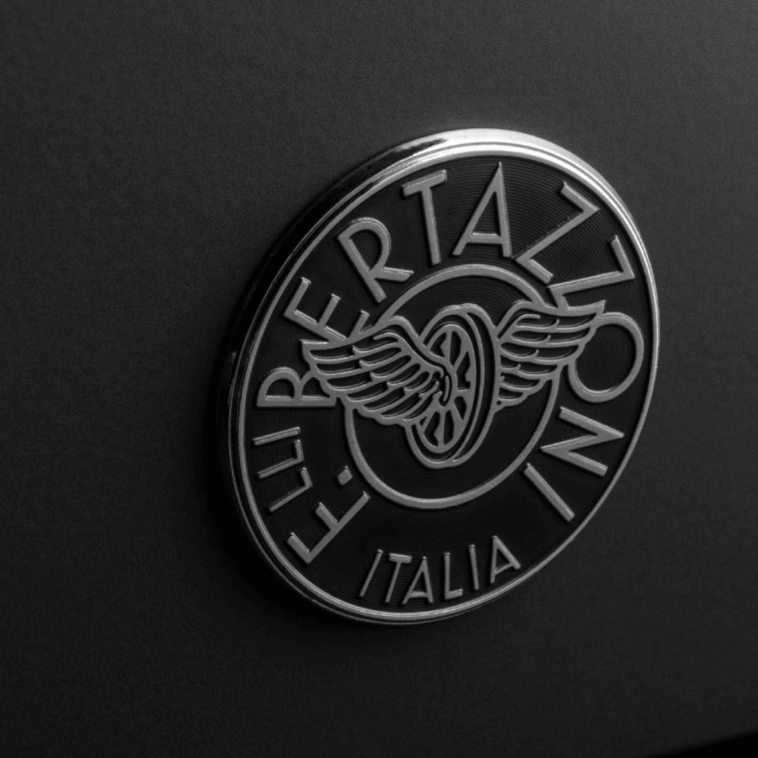 Fogão Bertazzoni Professional Preto 90cm 6 Bocas Forno Elétrico 108L logotipo em metal preto da marca italiana em detalhe do painel