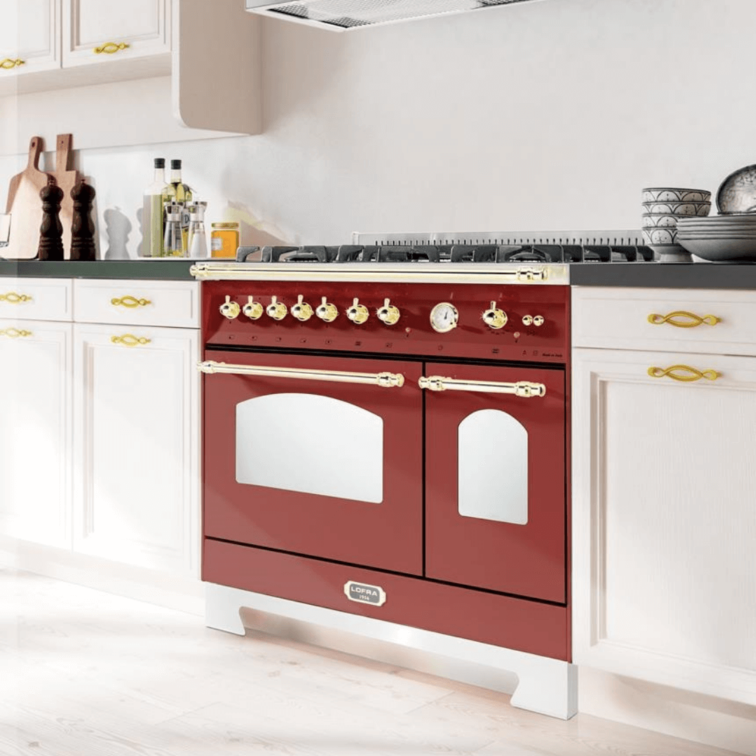 Fogão Lofra Vintage Dolcevita vinho com 7 bocas e forno elétrico duplo em ambiente moderno de cozinha.