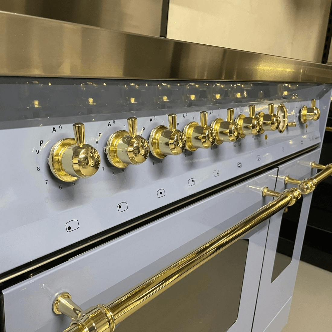 Painel de controle do fogão Lofra Vintage Dolcevita com botões dourados e estilo clássico.