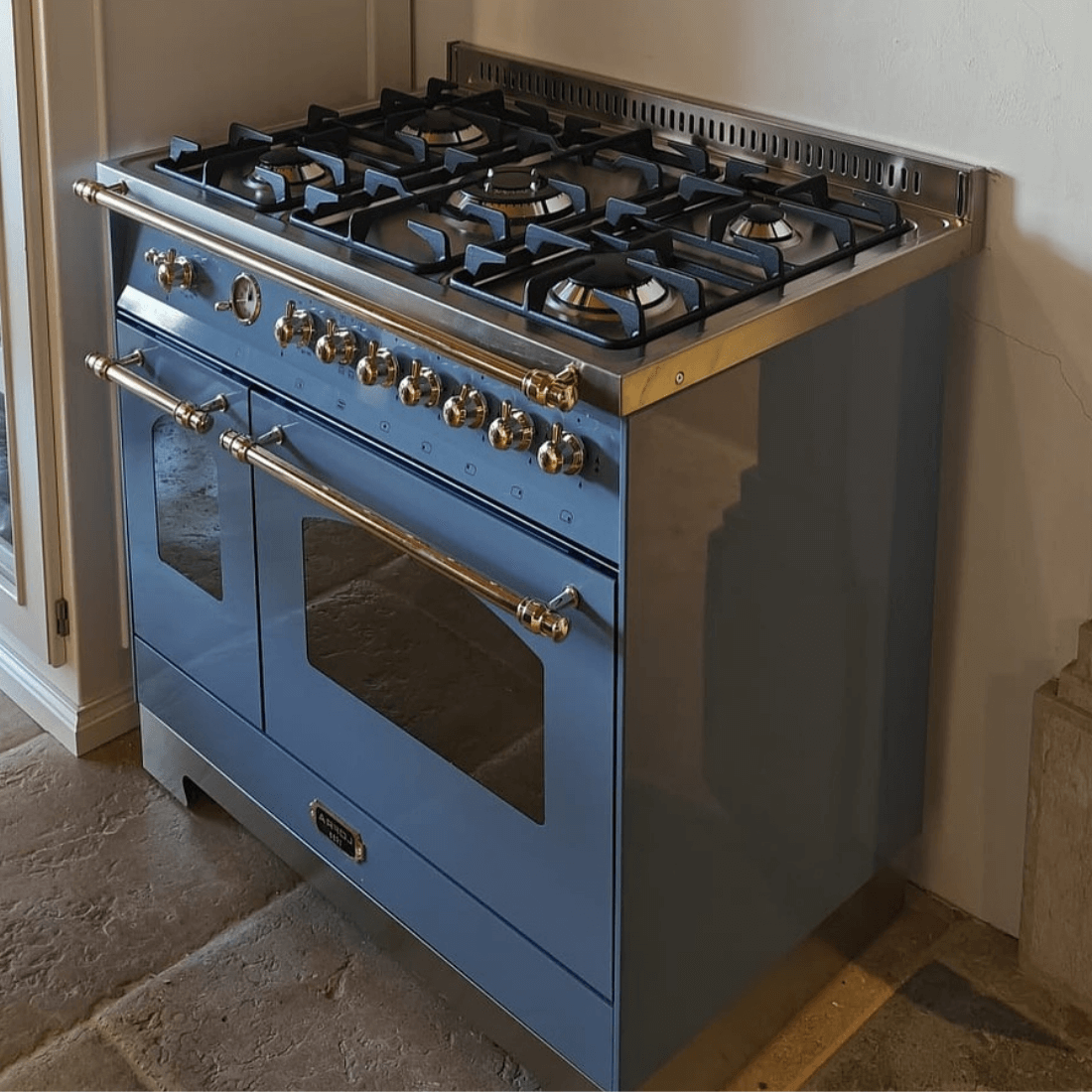 Fogão Lofra Vintage Dolcevita 5 bocas cor lavanda com forno elétrico duplo e 5 queimadores a gás.