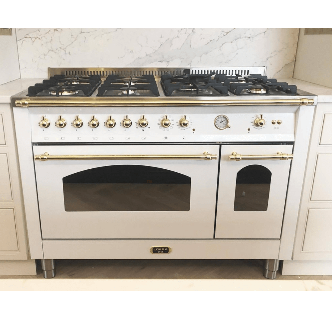 Fogão Lofra Vintage Dolcevita 7 bocas branco com forno elétrico duplo e 124 litros de capacidade.