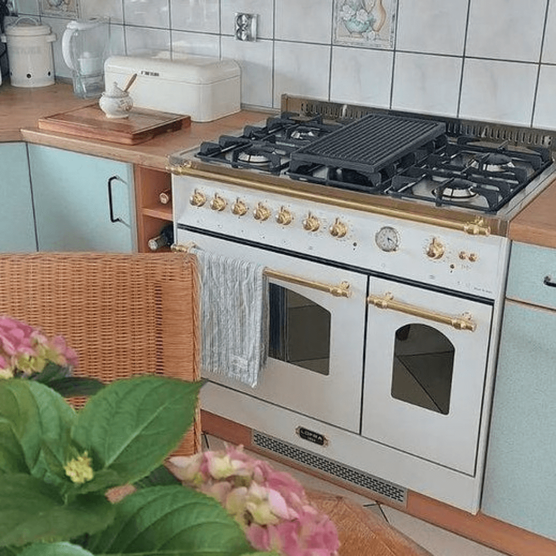Fogão Lofra Vintage Dolcevita 5 bocas em cozinha, design elegante com acabamentos em bronze.