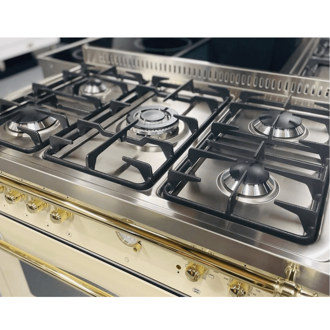 Fogão Lofra Vintage Dolcevita com 5 queimadores a gás em inox, mostrando acendimento automático e sistema Gas-Stop.