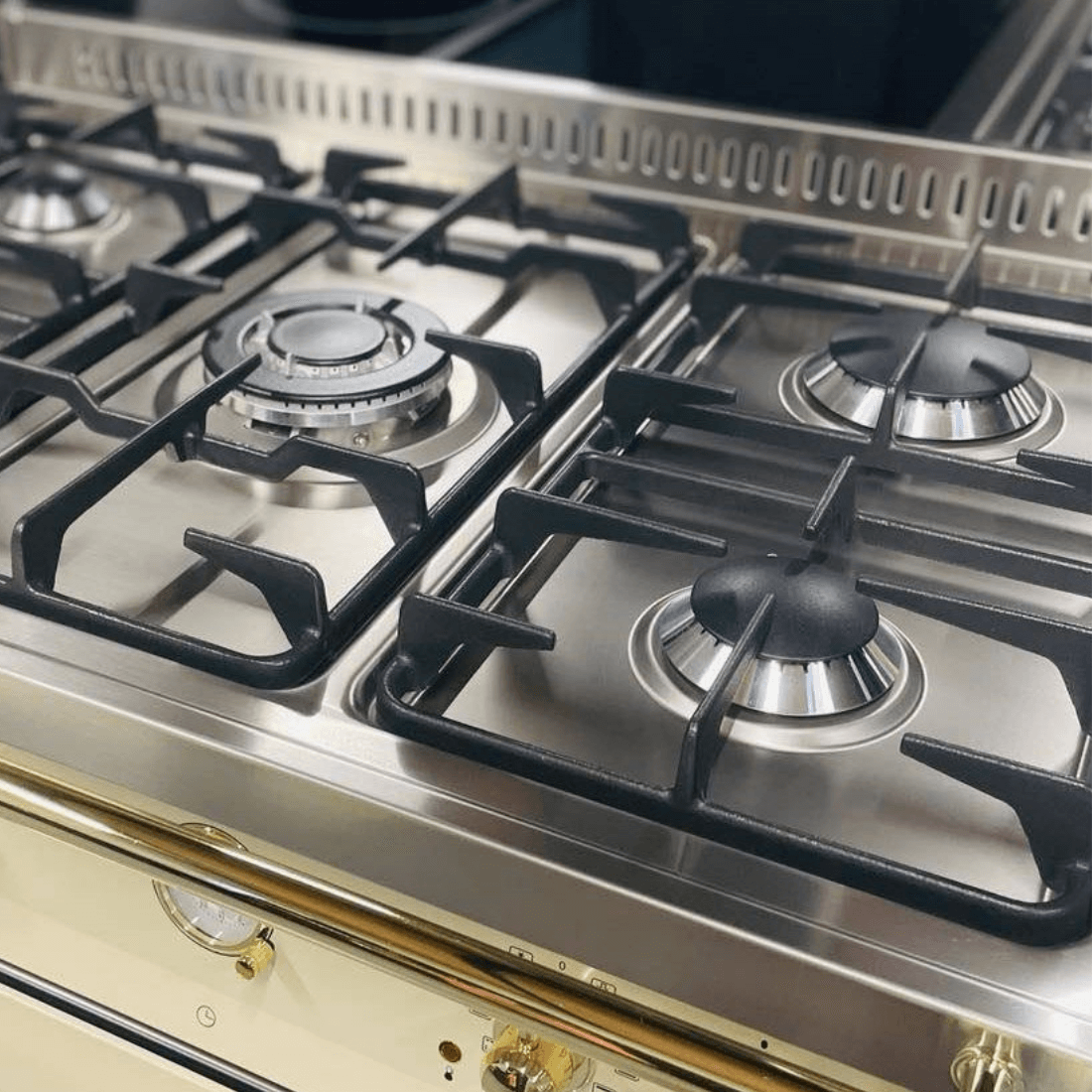 Fogão Lofra Vintage Dolcevita com 7 queimadores a gás e acendimento automático em detalhe.