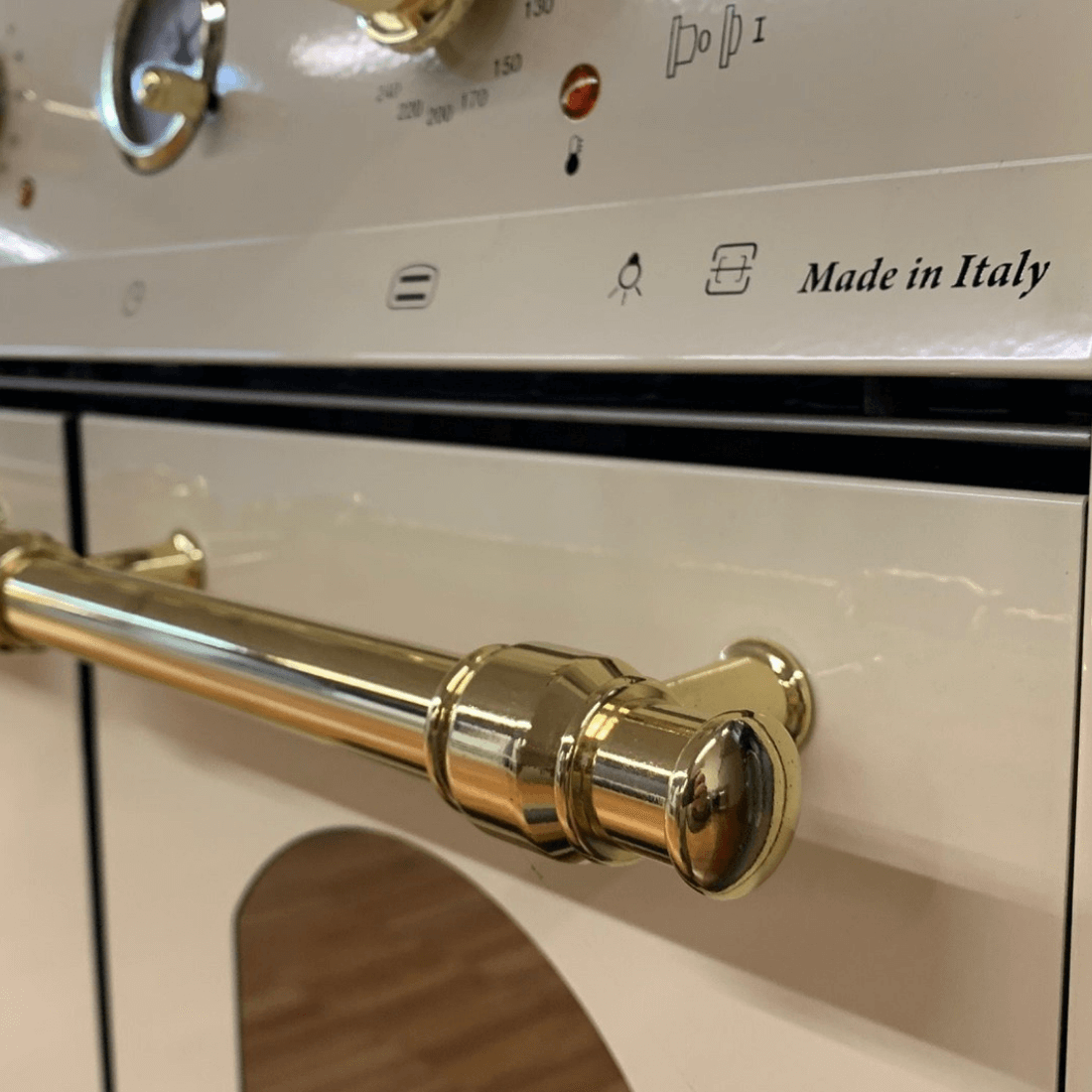 Detalhe da alça dourada e painel do Fogão Lofra Vintage Dolcevita, com a inscrição Made in Italy.