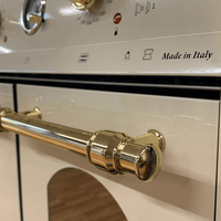 Detalhe da alça dourada e painel do Fogão Lofra Vintage Dolcevita, com a inscrição Made in Italy.