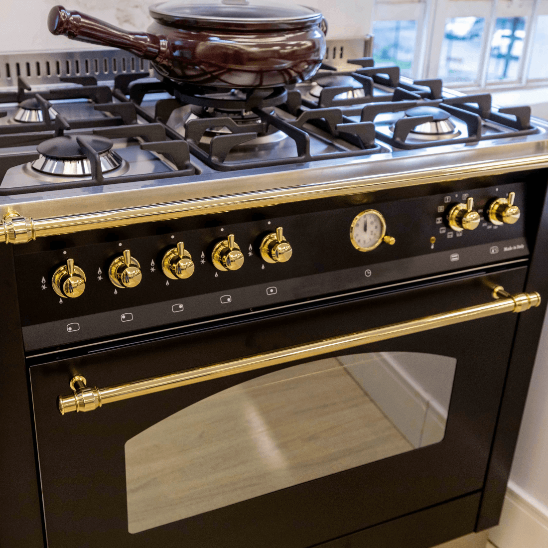 Fogão Lofra Vintage Dolcevita 5 bocas com forno elétrico, acabamentos em preto fosco e detalhes em dourado.