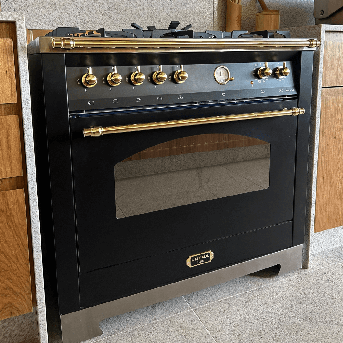 Fogão Lofra Vintage Dolcevita preto com 5 queimadores a gás e forno elétrico de 102 litros.
