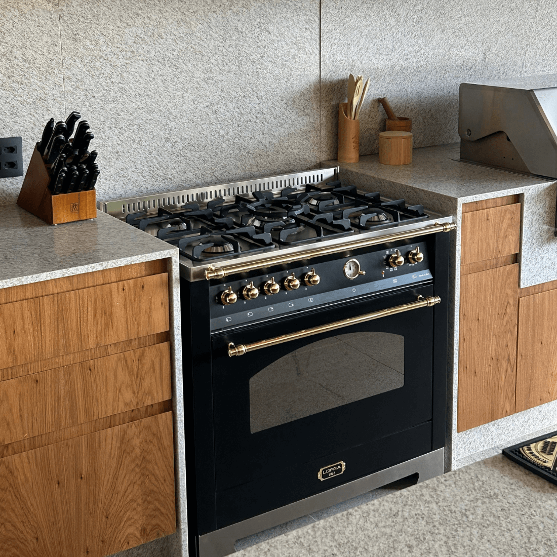 Fogão Lofra Vintage Dolcevita 5 bocas preto com queimadores a gás em cozinha moderna