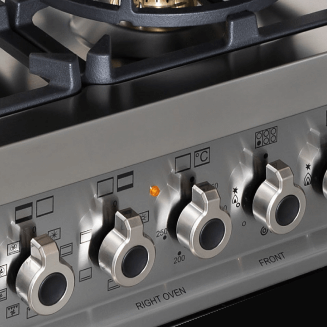 Fogão Bertazzoni Professional Preto 90cm 6 Bocas Forno Elétrico 108L mostrando painel inox com botões metálicos, trempes e detalhes profissionais