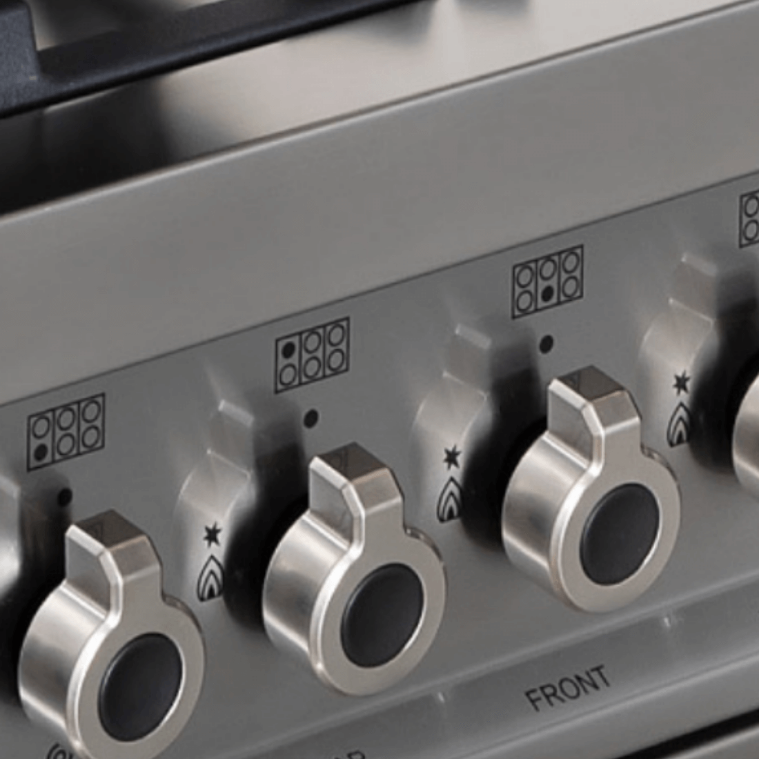 Alt Tag: Fogão Bertazzoni Professional Laranja 90cm 6 Bocas Forno Elétrico 108L — painel inox com botões de metal e indicação frontal, estilo profissional