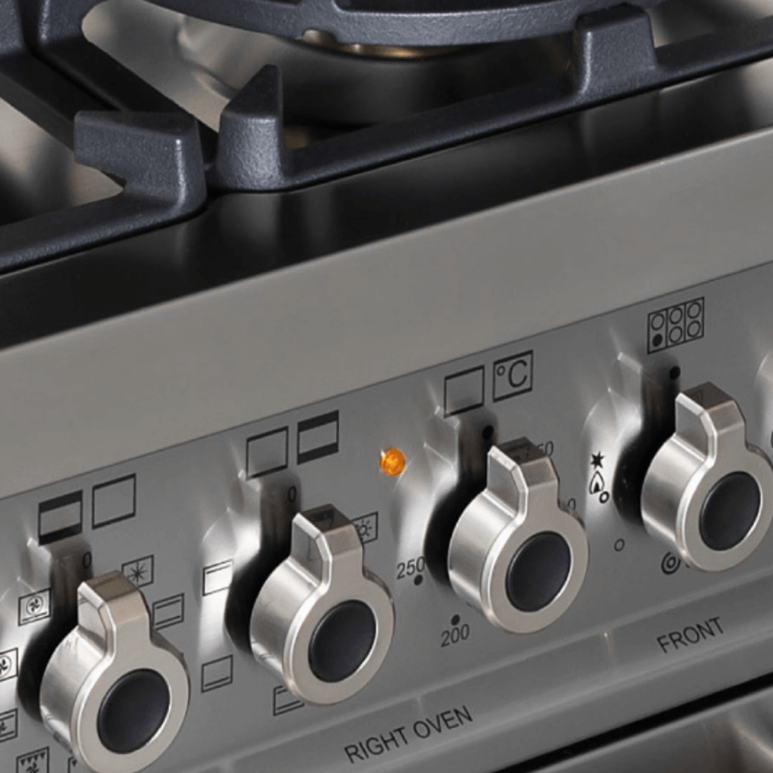 Fogão Bertazzoni Professional Branco 90cm 6 Bocas Forno Elétrico 108L: painel inox com botões robustos, acendimento automático e trempes em ferro fundido