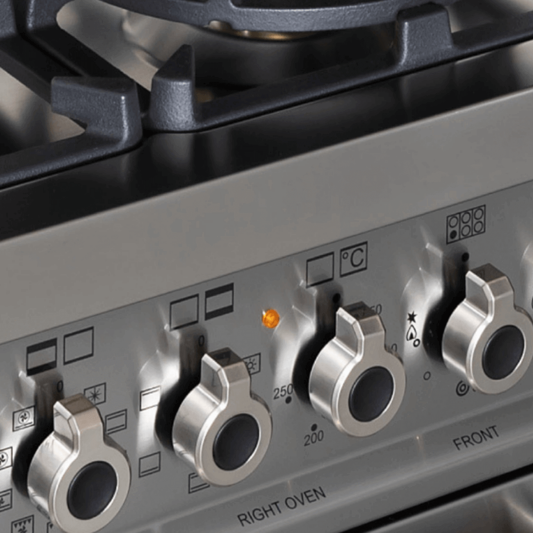 Fogão Bertazzoni Professional Vermelho 90cm 6 Bocas Forno Elétrico 108L mostrando painel inox com botões ergonômicos, marca italiana e acabamento escovado