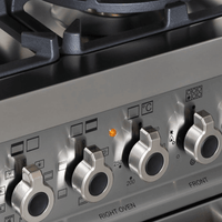 Fogão Bertazzoni Professional Vermelho 90cm 6 Bocas Forno Elétrico 108L mostrando painel inox com botões ergonômicos, marca italiana e acabamento escovado