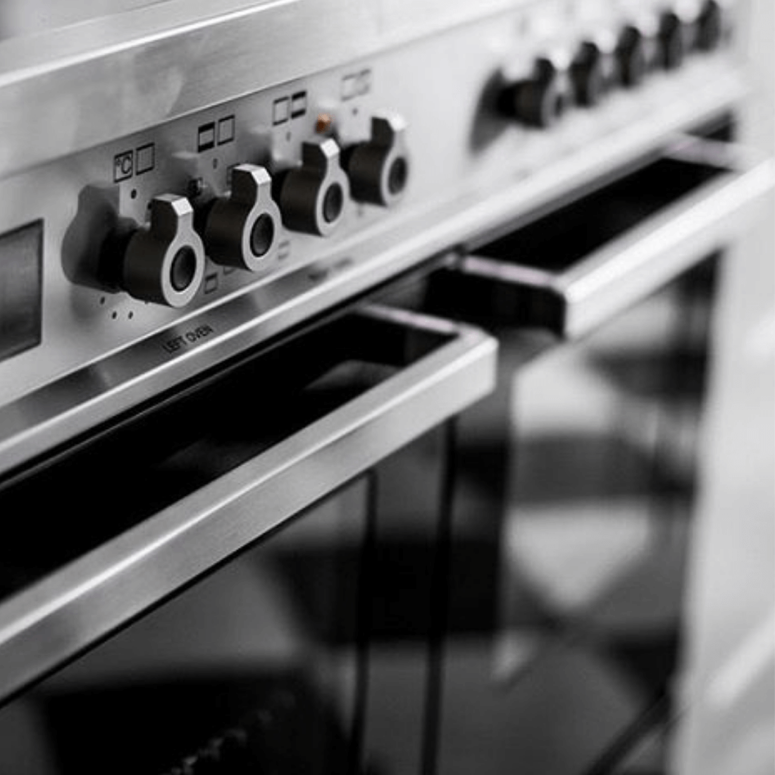 Fogão Bertazzoni Professional Preto 120cm 6 Bocas Forno Duplo 138L - fogão de piso preto inox com 6 botões, puxadores e forno duplo elétrico visíveis