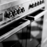 Fogão Bertazzoni Professional Preto 120cm 6 Bocas Forno Duplo 138L - fogão de piso preto inox com 6 botões, puxadores e forno duplo elétrico visíveis