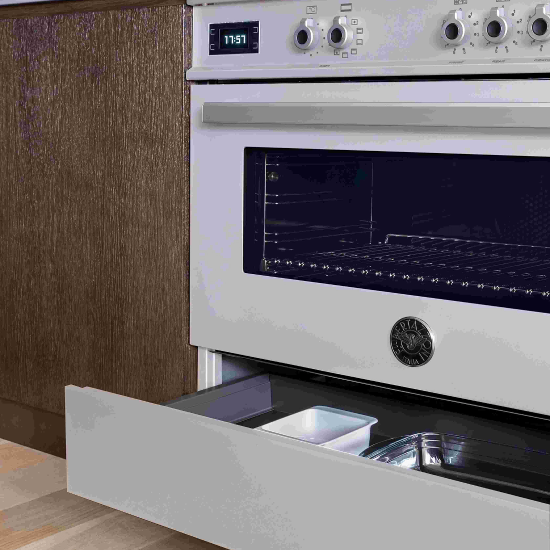 Fogão Bertazzoni Professional Indução 90cm 5 Zonas com Forno Elétrico, fogão de piso inox 5 zonas, forno elétrico com puxador e painel cromado