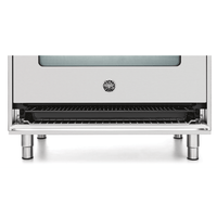 Fogão Bertazzoni Professional Inox 90cm 5 Bocas Forno a Gás 142 Litros: detalhe frontal inox do forno a gás com porta aberta, pés e puxador cromados, design profissional