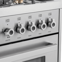 Fogão Bertazzoni Professional Inox 90cm 5 Bocas Forno Elétrico 142L: painel inox com 5 botões robustos, puxadores cromados e acabamento escovado, estilo profissional italiano