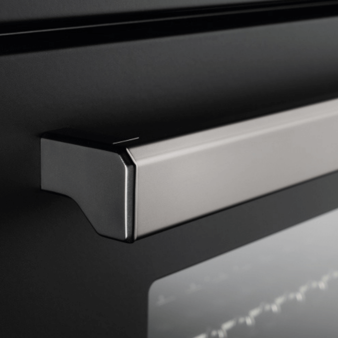 Fogão Bertazzoni Professional Preto 120cm 6 Bocas Forno Duplo 138L: puxador inox em close de fogão de piso preto estilo profissional