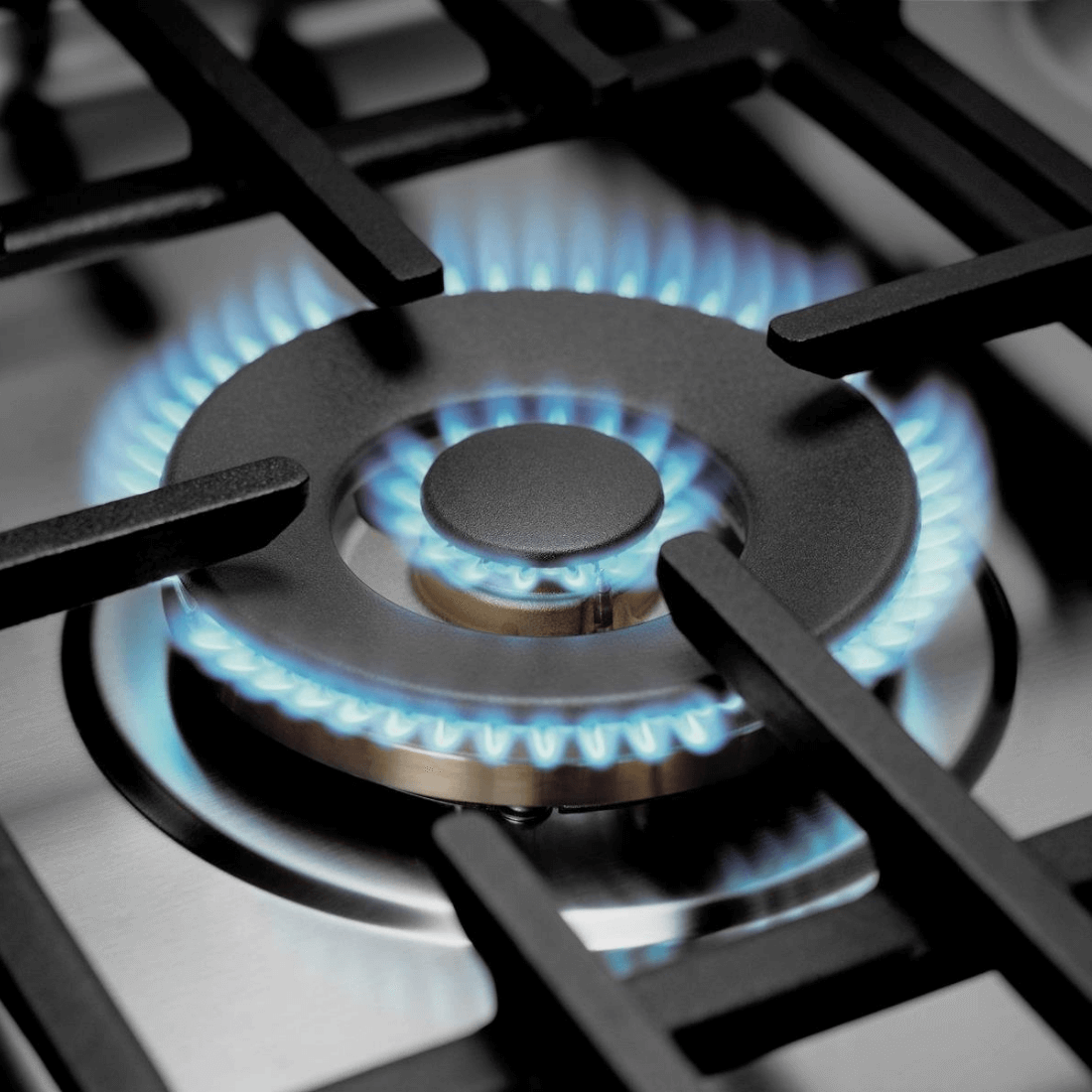 Fogão Bertazzoni Master Inox 60cm 4 Bocas Forno á Gás 60 Litros - close de queimador em inox com trempe de ferro guza e chama azul