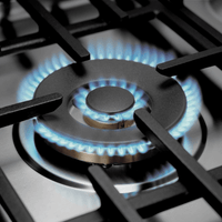 Fogão Bertazzoni Master Inox 60cm 4 Bocas Forno á Gás 60 Litros - close de queimador em inox com trempe de ferro guza e chama azul