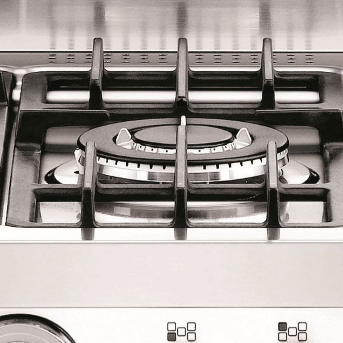Fogão Bertazzoni Master Inox 60cm 4 Bocas Forno á Gás 60 Litros: close-up de queimador Sabaf profissional em inox com trempe de ferro guza, painel e botões visíveis