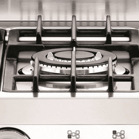 Fogão Bertazzoni Master Inox 60cm 4 Bocas Forno á Gás 60 Litros: close-up de queimador Sabaf profissional em inox com trempe de ferro guza, painel e botões visíveis