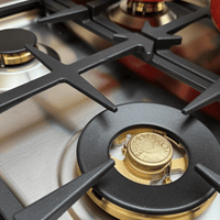 Fogão Bertazzoni Professional Preto 120cm 6 Bocas Forno Duplo 138L - detalhe do queimador Sabaf em latão e trempe em ferro fundido sobre acabamento inox escovado