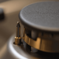 Cooktop a Gás Bertazzoni Master 4 Bocas Inox 75cm em close no queimador Sabaf em latão com trempe de ferro esmaltado e acabamento inox