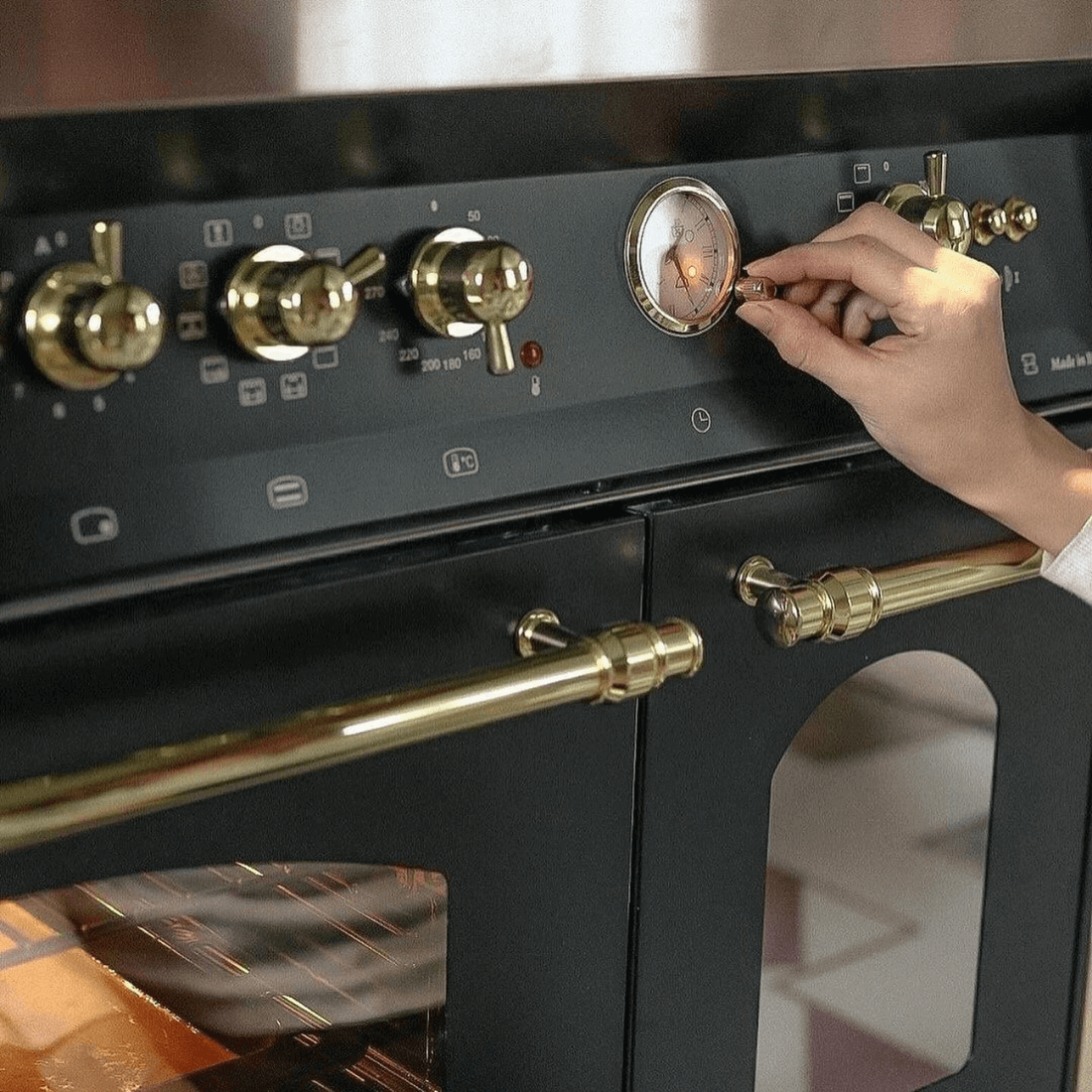 Fogão Lofra Dolcevita Preto 90cm 5 Bocas Forno Duplo Elétrico 106L de piso preto fosco com puxadores e botões dourados, mostrador analógico e grelhas visíveis