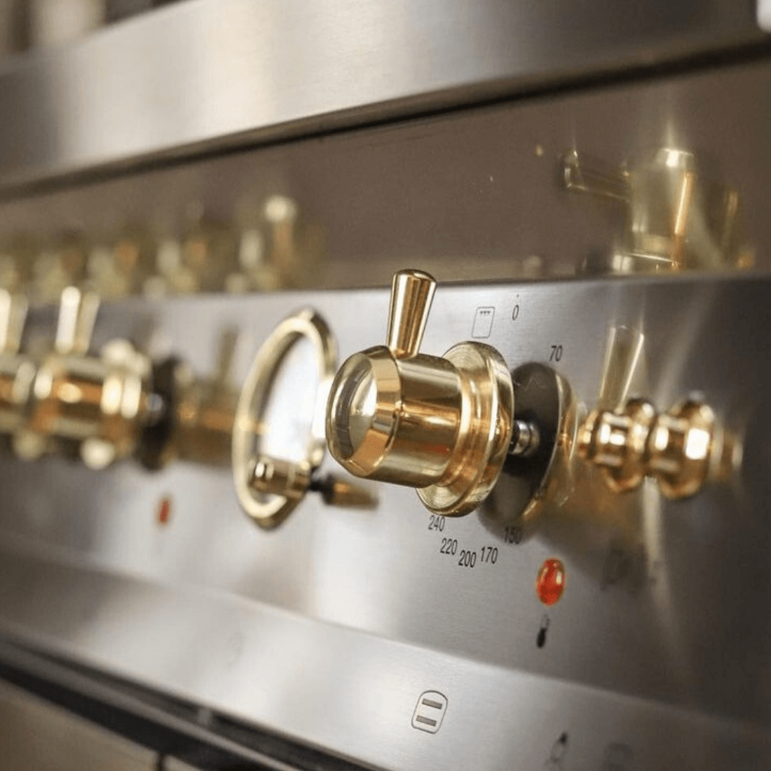 Fogão Lofra Dolcevita Inox 90cm 5 Bocas Forno Elétrico 102L de piso em inox com botões dourados, painel inox e puxadores estilo profissional