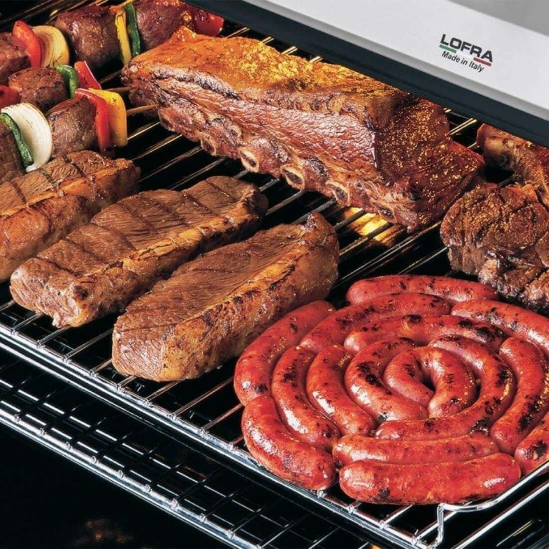Fogão Lofra New Maxima Inox 90cm 5 Bocas Forno a Gás 102L fogão de piso inox com grelhas cromadas e carnes assando no forno a gás