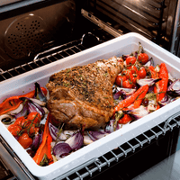 Carne assada com legumes coloridos no forno a gás Bertazzoni, ideal para refeições deliciosas.