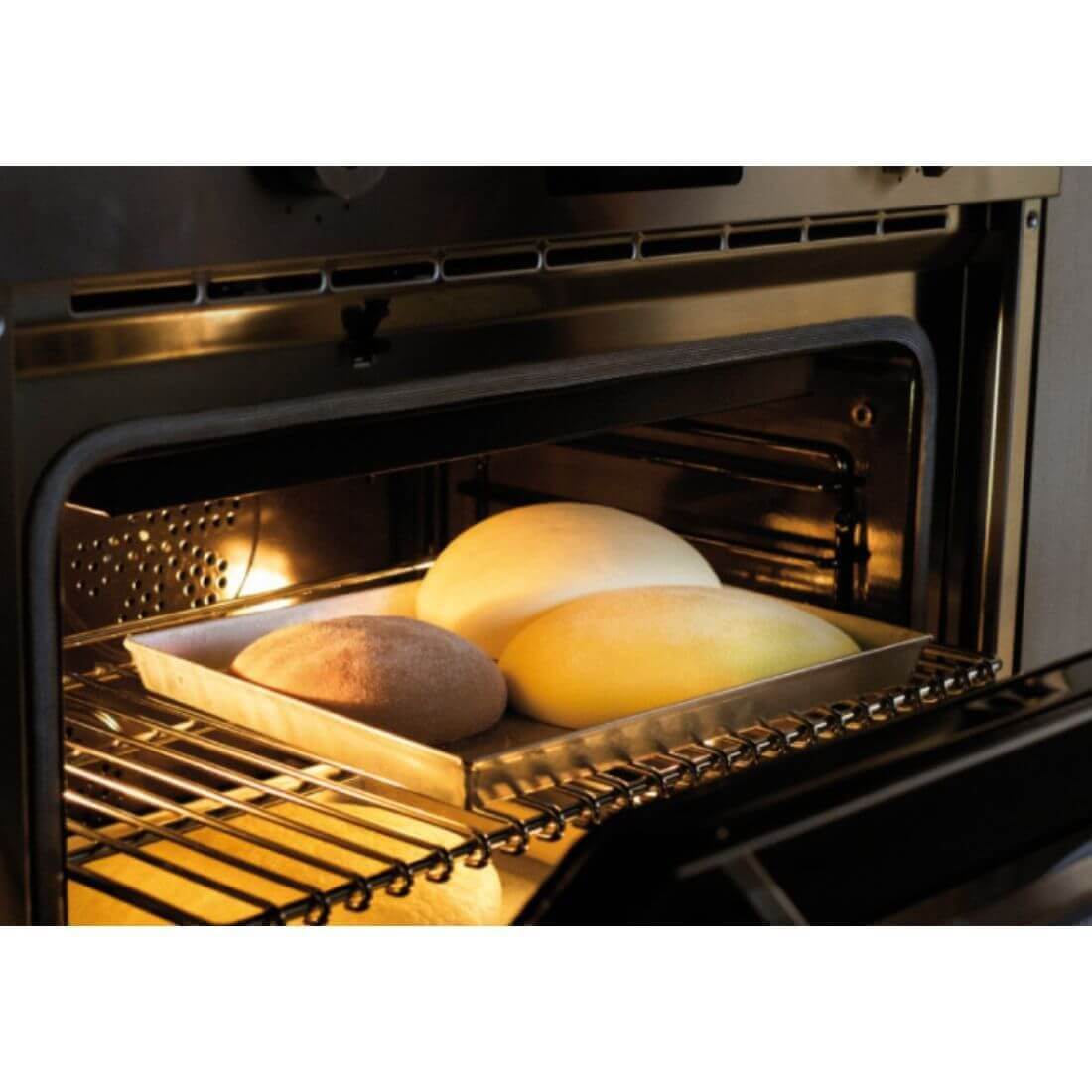 Forno Bertazzoni Heritage Combinado 60cm Marfim mostrando pães assando no interior do forno feito na Itália