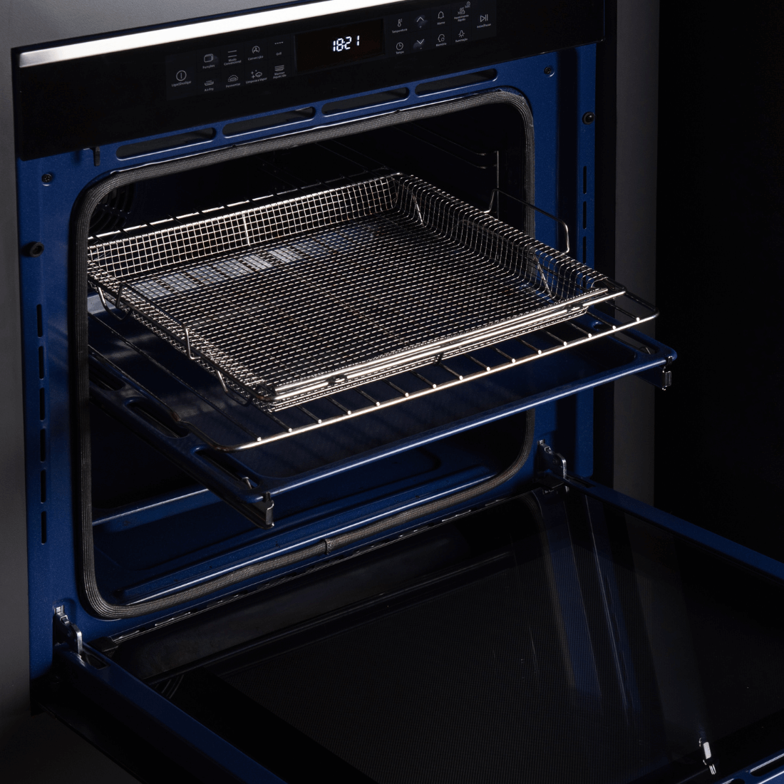Forno Elétrico Cuisinart Arkton 83 Litros Inox 60cm de embutir com interior azul, prateleira deslizante, bandeja grelha e painel digital