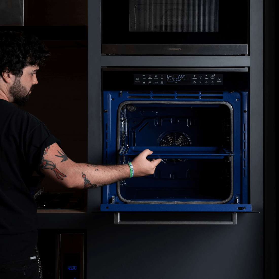 Forno Elétrico Cuisinart Arkton 83 Litros Inox 60cm em inox embutido com porta drop down de vidro e painel digital touch