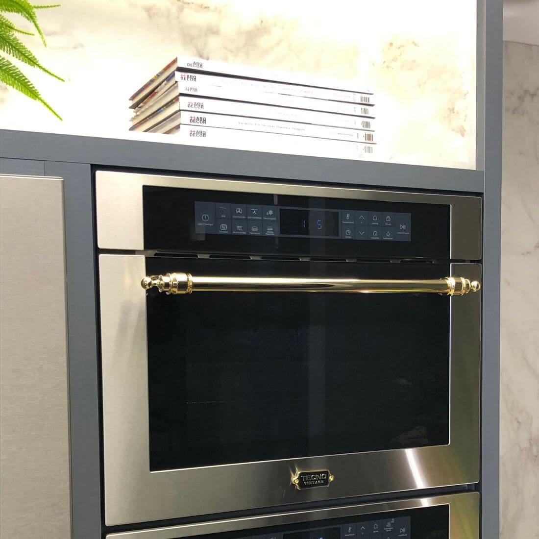 Forno Tecno Vintage Combinado com Micro-ondas 38 Litros Inox 60cm: forno combinado de embutir em inox 304 com puxador em latão, painel touch e porta de vidro