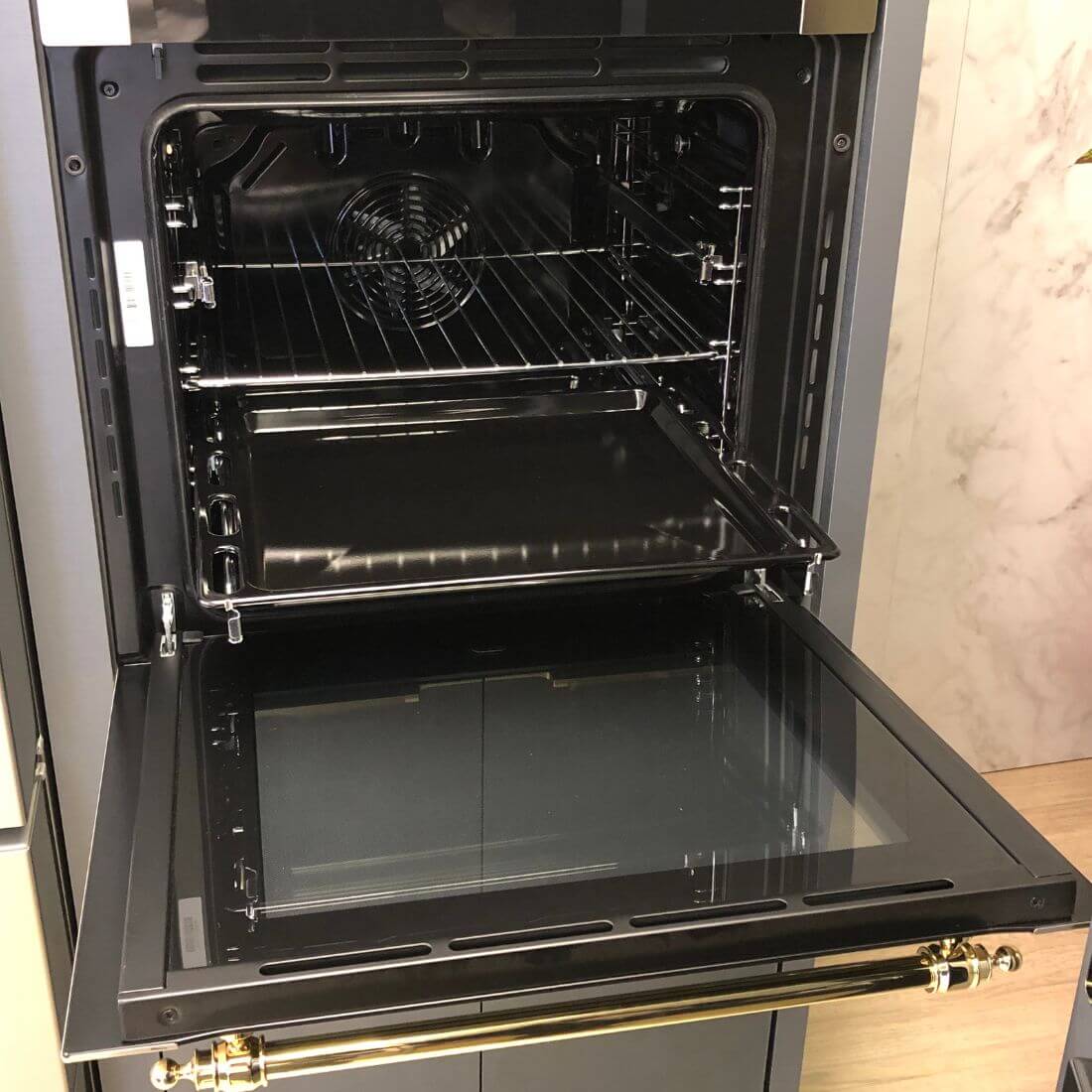 Forno Tecno Vintage Elétrico Air Fry 73 Litros Inox 60cm aberto em inox brilhante com porta de vidro drop down e interior com ventilador e grelha