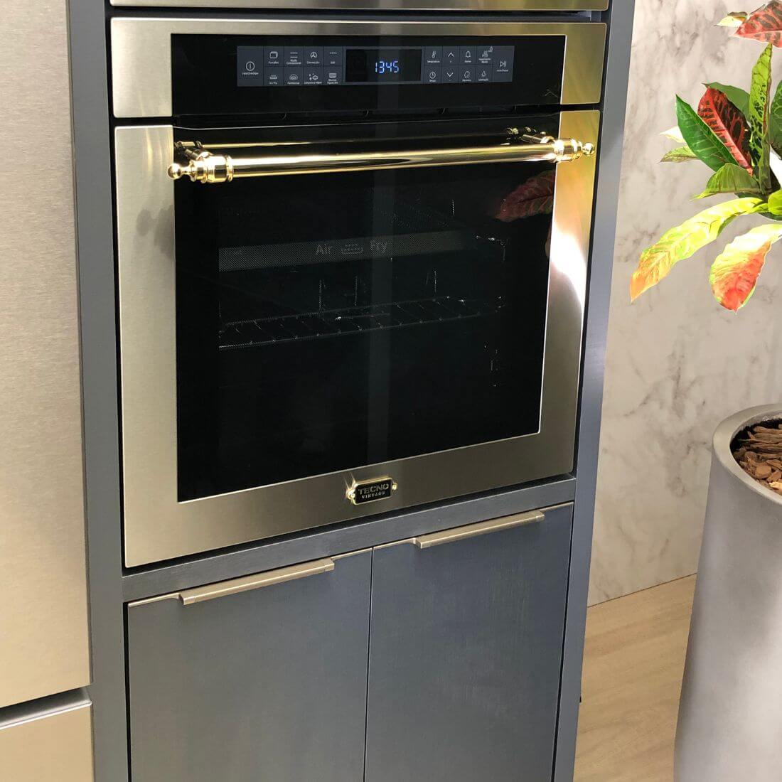 Forno Tecno Vintage Elétrico 73 Litros Inox 60cm embutido em inox com puxador dourado, porta de vidro e painel digital touch