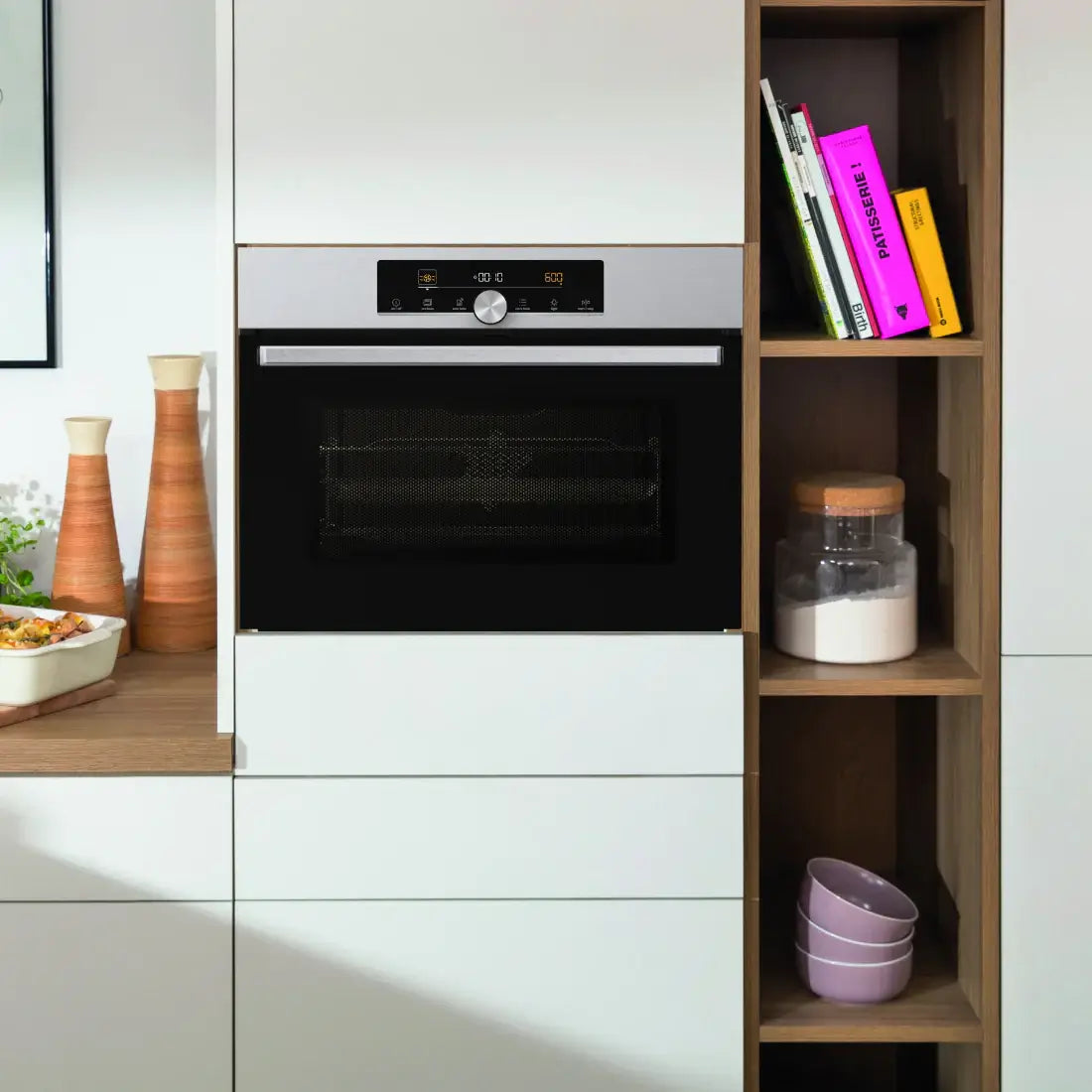 Forno Gorenje Combinado com Micro-ondas50 Litros Inox 60cm instalado de embutir em inox com painel digital e porta de vidro preto