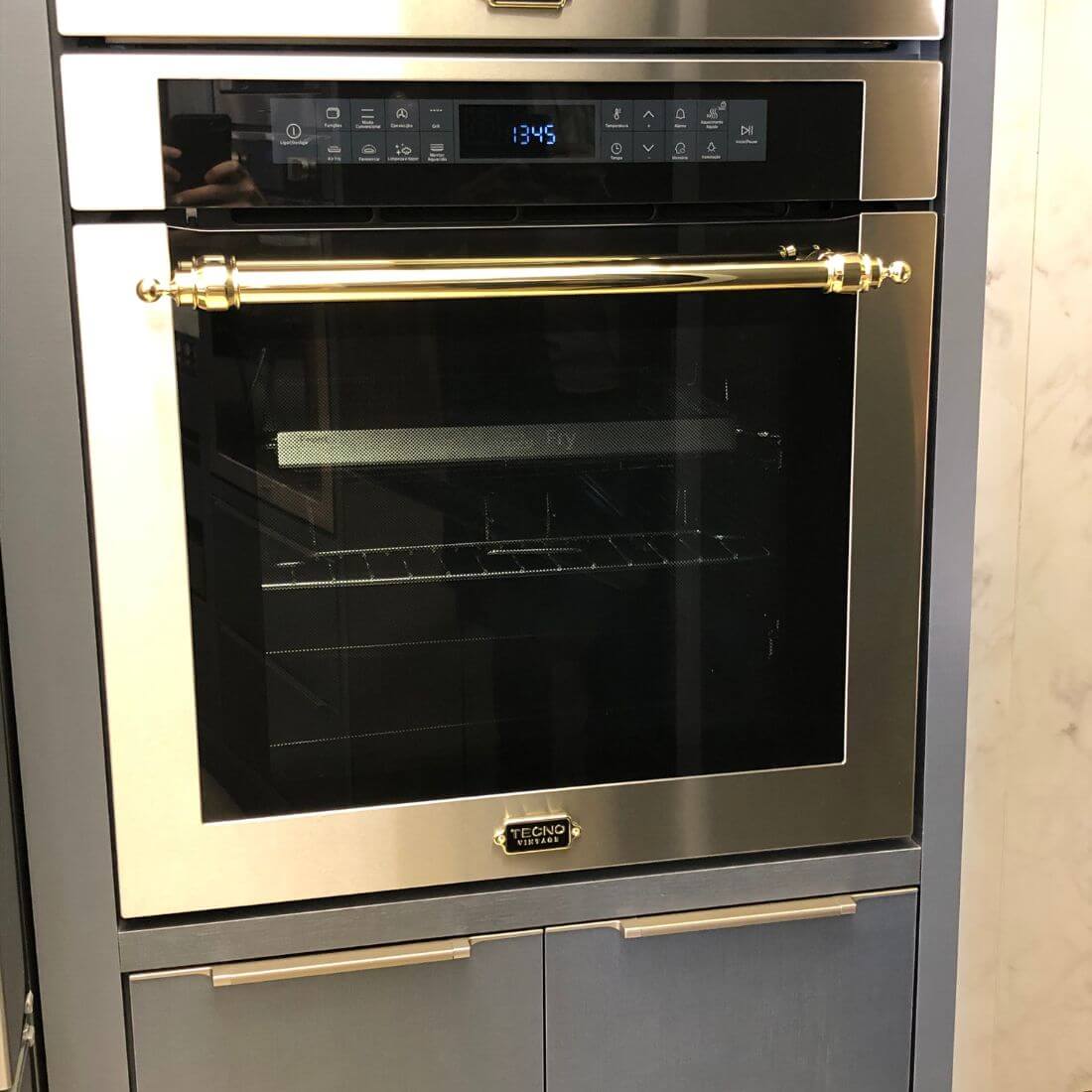 Forno Tecno Vintage Elétrico 73 Litros Inox 60cm embutido em inox com puxador dourado, painel digital e porta de vidro