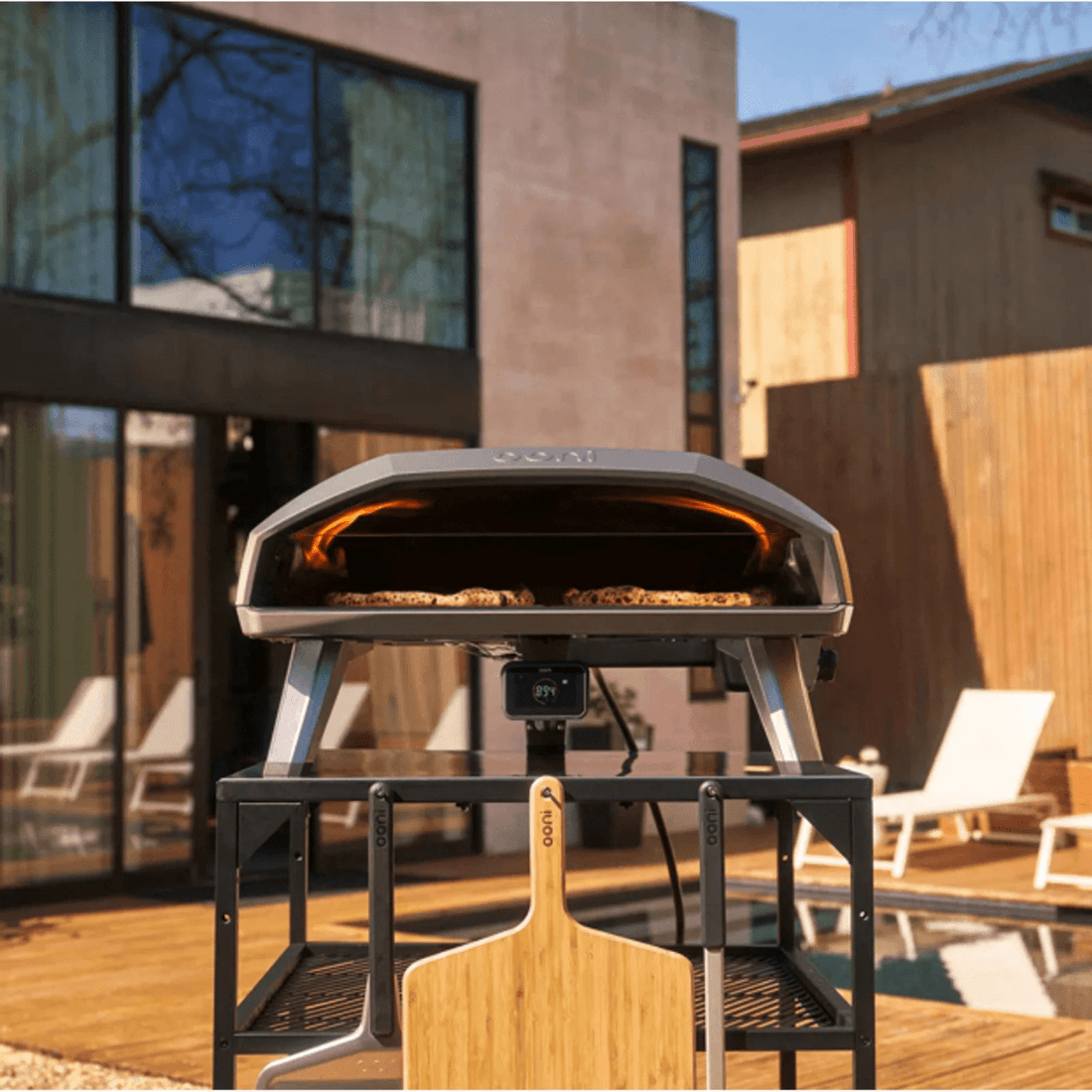 Forno de Pizza Portátil a Gás Ooni Koda em um ambiente externo ao ar livre, ideal para cozinhar pizzas.