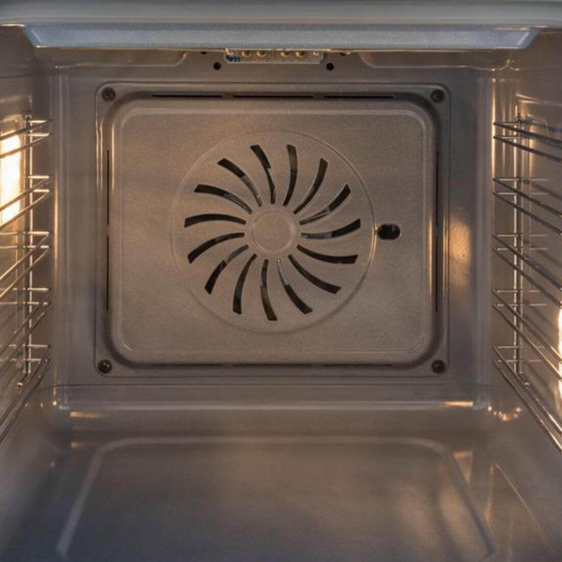 Forno Bertazzoni Heritage Elétrico a Vapor 76 Litros Inox 60cm mostrando interior inox com ventilador traseiro, prateleiras laterais e iluminação