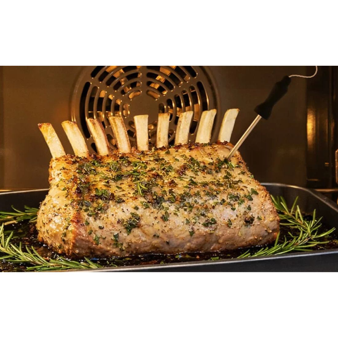 Forno Elétrico a Vapor Debacco Montreal Steam 73L 60cm em vidro preto assando carré de cordeiro com sonda de temperatura