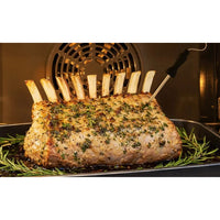 Forno Elétrico a Vapor Debacco Montreal Steam 73L 60cm em vidro preto assando carré de cordeiro com sonda de temperatura