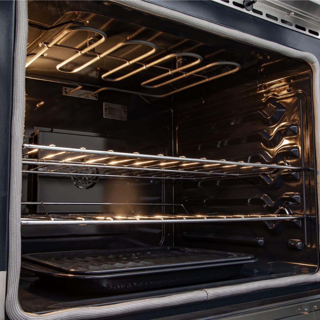 Forno Evol Elétrico 135L inox 76cm interior com grelhas e bandeja para assados